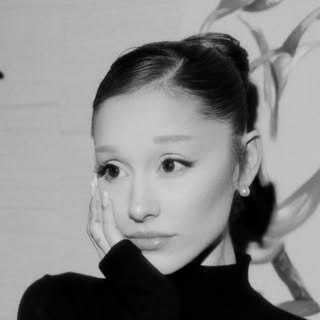 Ariana Grande — artist photo