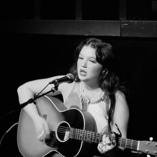 Lola Young — artist photo